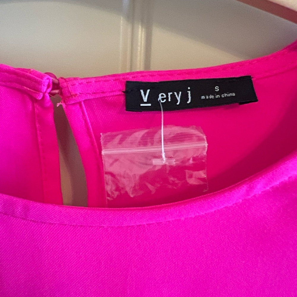 NEW! VERY J Hot Pink Shift Dress with Pom Pom sleeves size Small - Picture 7 of 8